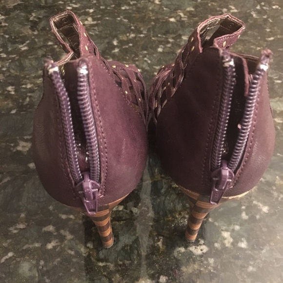 Size 8 1/2 heels - Picture 4 of 8